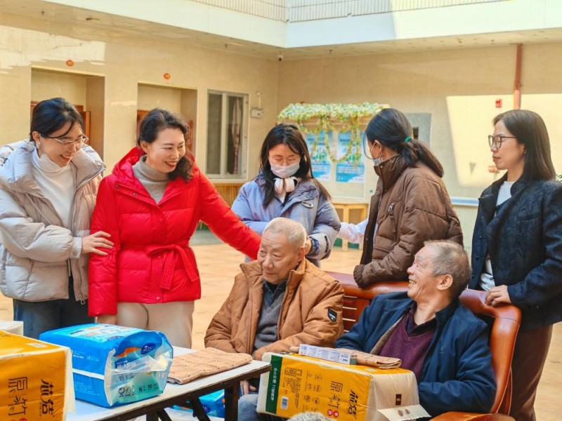 朱红兰老师携手家庭关系管理师展开老人关怀公益行
