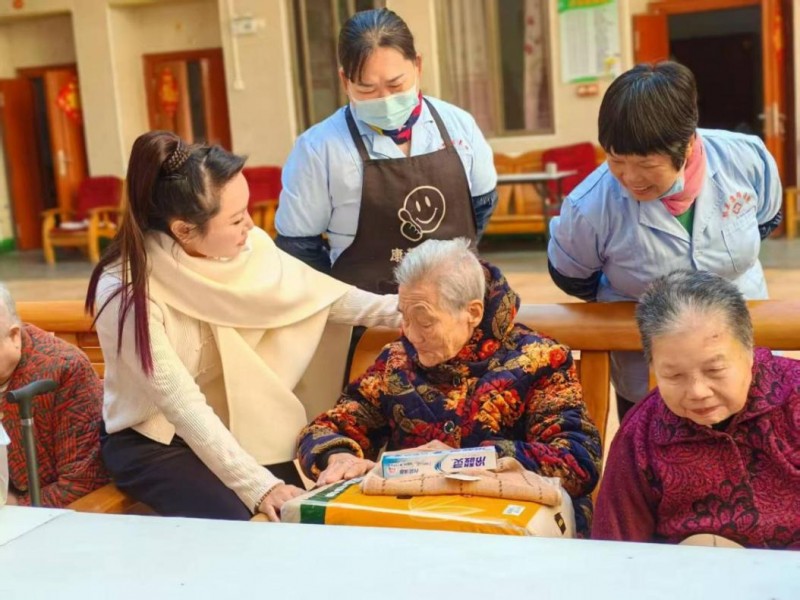 朱红兰老师携手家庭关系管理师展开老人关怀公益行