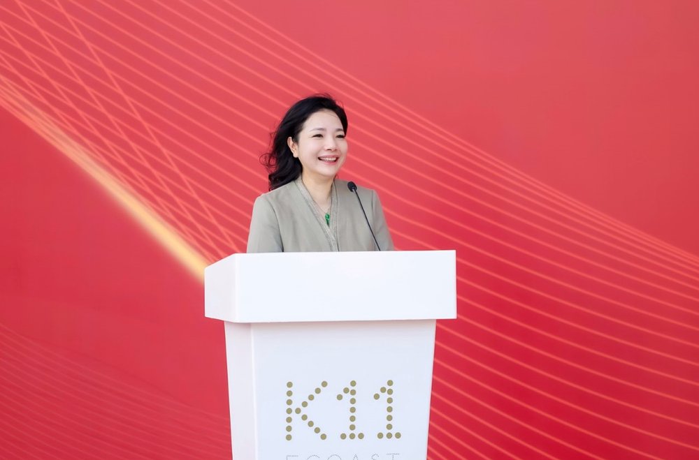 a person standing at a podium description automatically generated